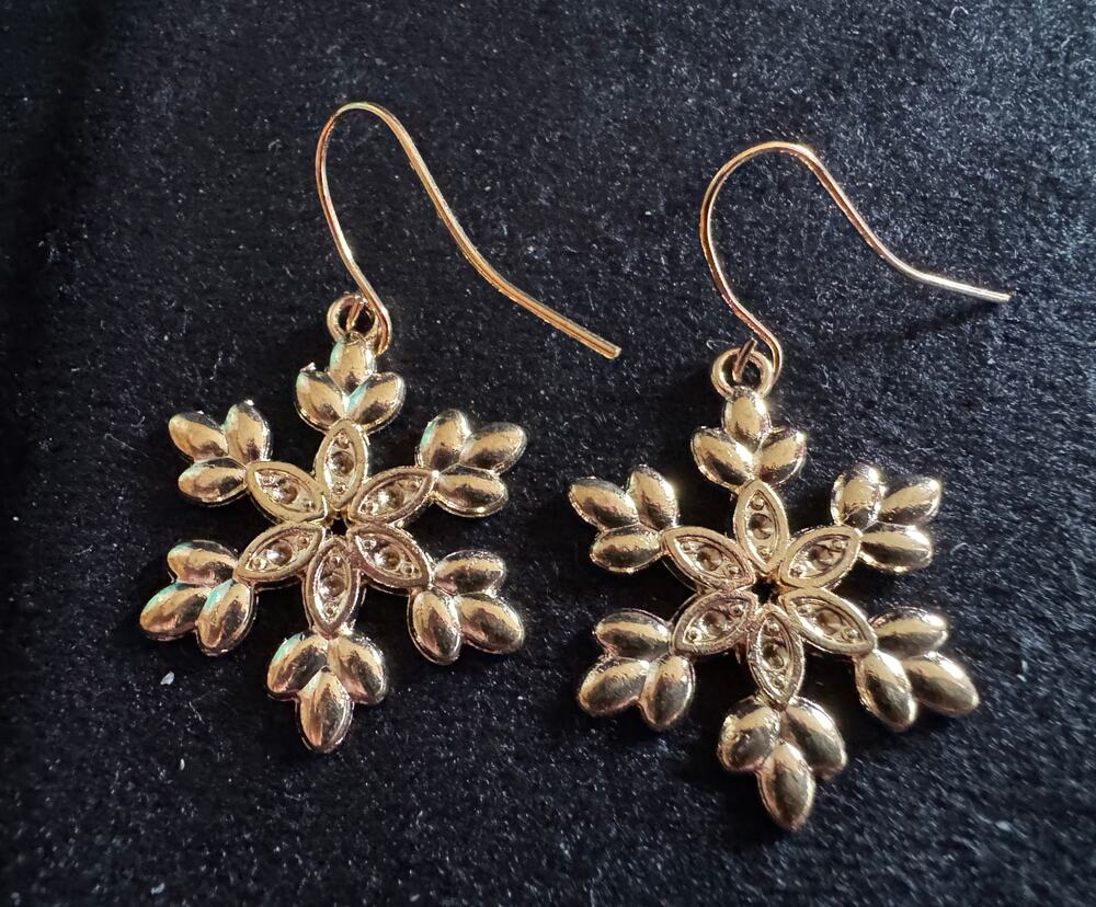 New 1.75” Gold Tone Snowflake Dangle Earrings Rhinestone Winter Holiday E204